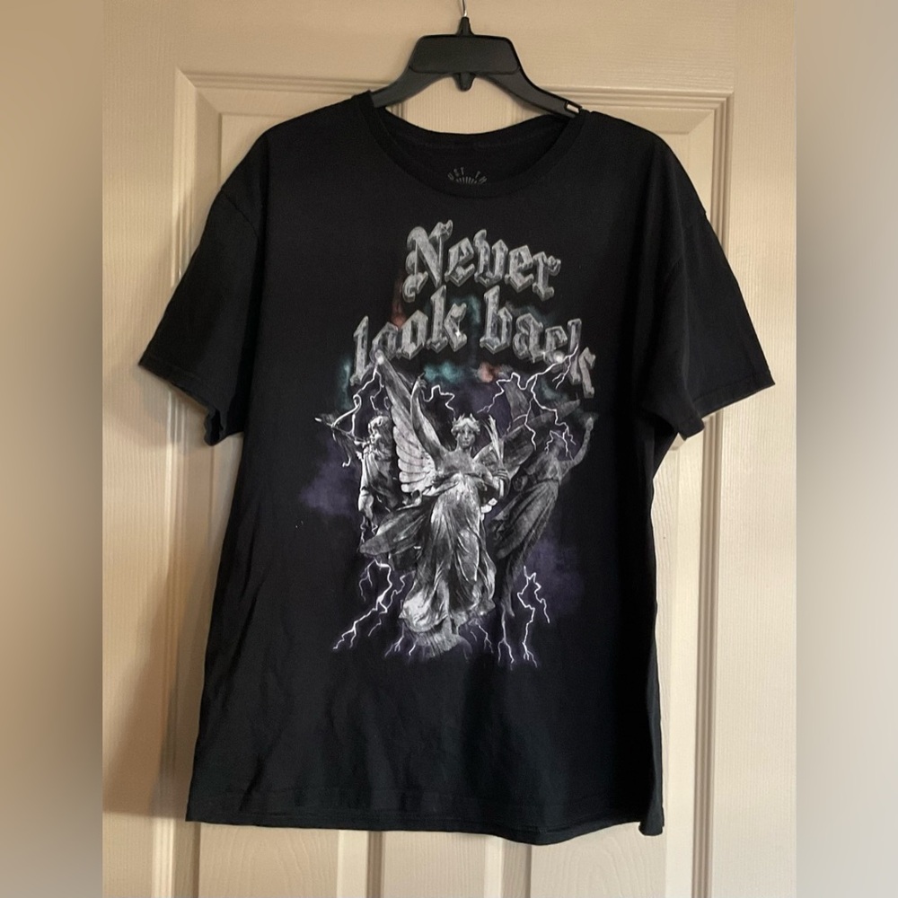 Trust the Universe ‘Never look Back’ Angel Graphic Black T-Shirt  large